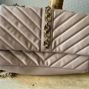 Chic Quilted Shoulder Bag with Gold Chain